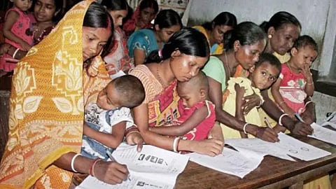 यवतमाल जिले से साक्षरता दर को लेकर एक बड़ी खबर आ रही है। बताया जा रहा है कि यवतमाल जिले में साक्षरता दर फिलहाल 82 प्रतिशत के आंकड़े पर ही पहुंचा है। हालांकि 2 परीक्षाओं के बाद 25,000 वयस्क नागरिक साक्षर हो चुके हैं।