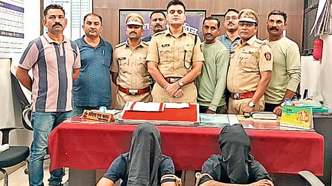 Nagpur Crime: कोतवाली थाना क्षेत्र में चर्चित अपराधी स्वीपर कॉलोनी, गंगाबाई घाट निवासी धीरज मलिक शहर का ड्रग का धंधा चल रहा है। उसके पकड़े जाने के बाद उसकी पत्नी ने धंधा संभाल लिया।