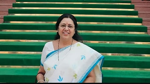 Pune के कोथरूड में बीजेपी की सांसद मेधा कुलकर्णी ने एक डांडिया कार्यक्रम में पहुंचकर गरबा रुकवा दिया। दरअसल, लाउंड स्पीकर की मैक्सिमम लिमिट को पार करने के बाद स्थानीय लोगों की शिकायत पर एक्शन लिया।