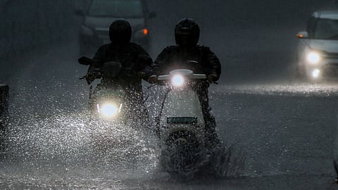 Nagpur Weather: नागपुर में बीते दिन जोरदार बारिश से शहर तरबतर हो गया। मानसून वापसी के समय जमकर अपना असली रूप दिखा रहा है। जिससे लोगों को परेशानी का सामना करना पड़ा रहा है।