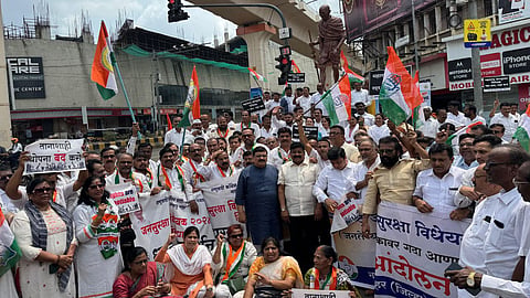 Nagpur News: महाराष्ट्र में पारित किया गया जनसुरक्षा विधेयक को लेकर विपक्ष ने हमला बोला है। विधेयक के खिलाफ विपक्ष सड़क पर उतर आया है।