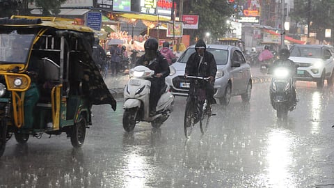 Nagpur Monsoon Update: नागपुर में बीते दिन काले बादलों को डेरा छाया और बिजली की कड़कड़ाहट के साथ जोरदार बारिश देखने को मिली। बारिश से लोगों को गर्मी और उमस से राहत मिली।