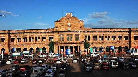 Redevelopment Project: मध्य रेल नागपुर मंडल ने नागपुर रेलवे स्टेशन पर प्लेटफॉर्म 5 को बंद रखने का फैसला किया है। रेलवे ने रिडेवलेपमेंट प्रोजेक्ट के चलते अस्थायी बंद की घोषणा की है।