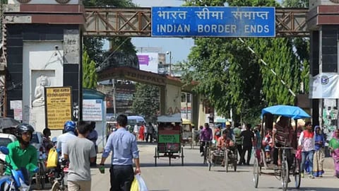 नेपाल में सरकार के खिलाफ भड़की हिंसा, भारत ने बंद कर दिया बॉर्डर, जानिए अब तक क्या-क्या हुआ