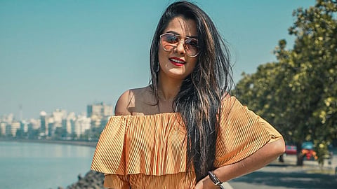 निधि झा का ऑफ-शोल्डर ड्रेस में दिखा ग्लैमरस अंदाज, सोशल मीडिया पर छाई फोटोज