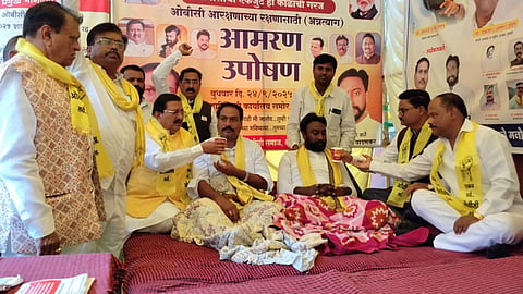 Maharashtra में आरक्षण की जंग थमने का नाम नहीं ले रही है। मराठा आरक्षण के बाद ओबीसी जनमोर्चा ने भी सरकार के खिलाफ हल्ला बोल शुरू कर दिया है। अमरावती में OBC Community के कुछ पदाधिकारी अनशन पर है।