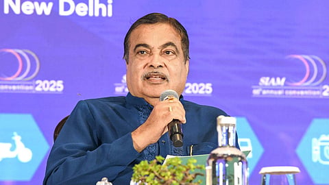 Nitin Gadkari Slams NHAI Officers: केंद्रीय मंत्री नितिन गडकरी ने ने नेशनल हाईवे अथॉरिटी ऑफ इंडिया से जुड़े अधिकारियों को जमकर लताड़ा। उन्होंने कहा कि दुनिया भर में इनके कारण मुझे आलोचना झेलनी पड़ी।