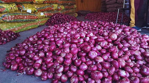 घोडेगांव उप-मंडी में प्याज के दाम गिरे