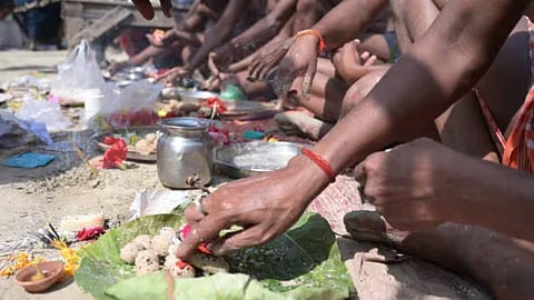 पितृदोष होने के संकेत क्या हैं, जानिए कहीं आप इससे पीड़ित तो नहीं, मुक्ति के उपाय भी हैं