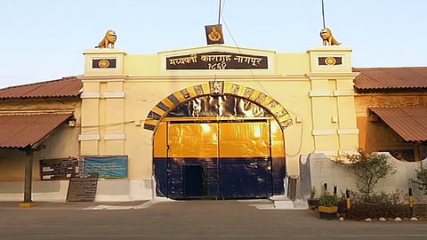 Nagpur News: नागपुर के सेंट्रल जेल में दो कैदियों के बीच जमकर हाथापाई की खबर सामने आई है। सेंट्रल जेल में 2 कैदियों के बीच हुए विवाद में एक बुरी तरह जख्मी हुआ था।