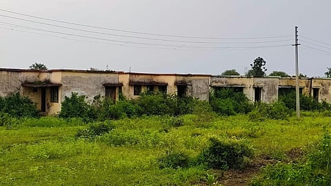 Narkhed News: नरखेड़ तहसील के जामगांव में वन विभाग के क्वार्टरों की हालत बेहद दयनीय हो गई है और वे जंगल का रूप ले चुके हैं। लोगों ने मांग की है कि वन विभाग इस मामले पर ध्यान दे।