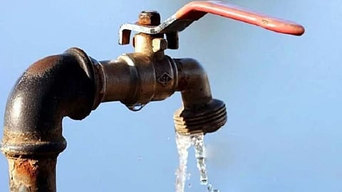 Nagpur Water Connection Cut: नागपुर में अवैध नल कनेक्शन को खोजने के लिए मनपा ने अभियान चलाया और अवैध नलों का कनेक्शन काटना शुरू कर दिया। जिसके बाद बड़ा हंगामा खड़ा हो गया।