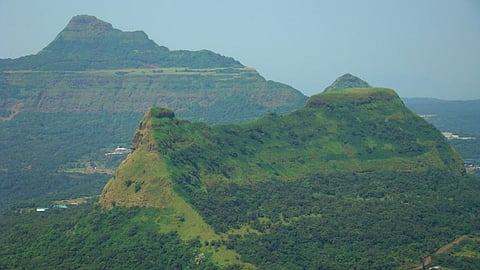Ahilyanagar में जल संरक्षण का महान काम करने वाले फादर हरमन बाकर की याद में पिंपरणे शिवार स्थित पहाड़ी इलाके का नाम हरमन हिल्स रखा गया है। ये क्षेत्र Nature Lovers के लिए एक आकर्षण का केंद्र बन गया है।