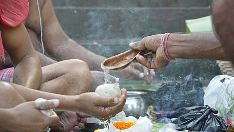 हिंदु धर्म में जितना महत्व धर्म का है, उतना ही महत्वपूर्ण हमारे लिए पितृ पक्ष का समय होता है। इस समय में हम हमारे पूर्वजों की आत्मा की शांति के लिए तृपण और उनका श्राद्ध पक्ष करते हैं।