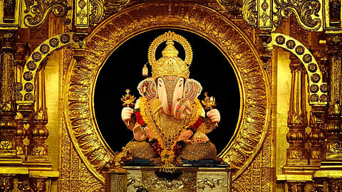 पुणे से सबसे प्रसिद्ध गणेश मंदिर श्रीमंत दगडूशेठ हलवाई गणपति में साल भर भीड़ का तांता लगा रहता है। हाल ही में कुछ आंकड़ों में बताया गया है कि 50 लाख भक्तों ने बाप्पा के दर्शन का लाभ उठाया है।