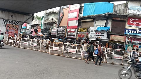 Amravati में नवरात्रि शुरू है, इसके चलते विभिन्न स्थानों-चौराहों पर वाहनों की भारी भीड़ जमा हो रही है। ट्राफिक को नियंत्रण में रखने यातायात सुचारू करने लिए यातायात विभाग ने चौराहों पर बैरिकेडींग लगाई।