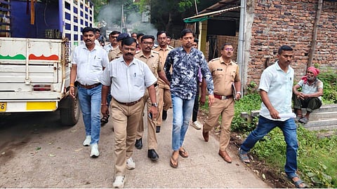 वर्धा की पुलिस ने साबित कर दिखाया है कि कानून से बढ़कर कुछ नहीं होता है। हाल ही में Wardha के रामनगर क्षेत्र में दहशत फैलाने वाले आरोपी को पुलिस ने यादगार सबक सिखाया। पुलिस ने हथकड़ी पहनाकर आरोपी को घुमाया।