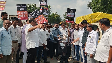 Nagpur News: गोपीचंद पडलकर द्वारा राष्ट्रवादी कांग्रेस पार्टी के नेता जयंत पाटिल के परिवार के खिलाफ बेहद अपमानजनक भाषा का प्रयोग किया गया, जिसके खिलाफ हिंगना में जोरदार विरोध प्रदर्शन हुआ।