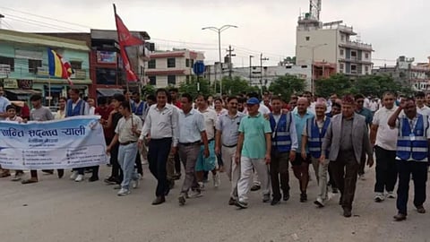 दुकानों में आग... नेपाल की सड़कों पर उतरे गुस्साए व्यापारी, प्रदर्शनकारियों की इस हरकत से फिर टेंशन