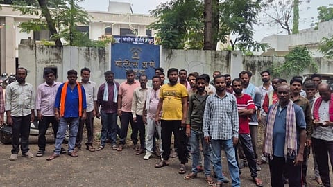 ballarpur-vekoli-buddha-company-salary-dues-employees-protest