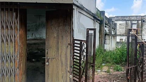 Wardha Samaj Bhawan: वर्धा शहर के इतवारा परिसर में नागरिकों को समाज भवन अब खंडहर में तब्दील होता जा रहा है। नागरिकों ने प्रशासन की हैंडओवर प्रक्रिया पर गंभीर आरोप लगाया है।