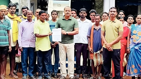 gadchiroli-kumarguda-villagers-join-mainstream-leave-naxal-support