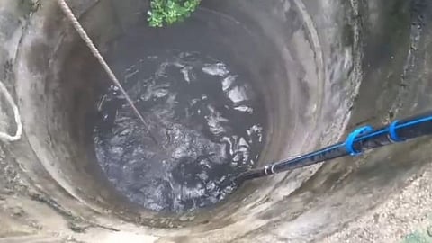gadchiroli-tatigudam-Hot water and steam coming out from the well for 6 months