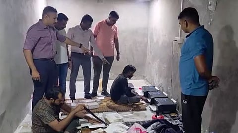 gujarat-banaskantha-police-busted-fake-currency-factory-in-farm-basement