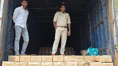सिमडेगा पुलिस ने बिगड़ा तस्करों का खेल, कंटेनर सहित 1 करोड़ की अवैध अंग्रेजी शराब की जब्त