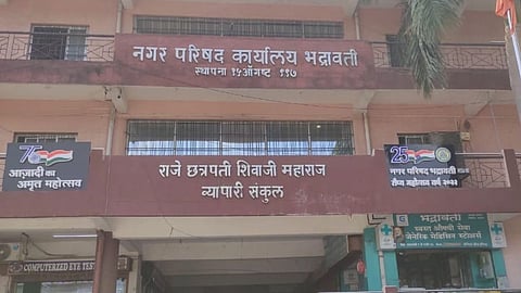 Chandrapur Politics: चंद्रपुर जिले में निकाय चुनाव से पहले राजनीतिक पार्टियों में आपसी समझौते और फेरबदल देखने को मिले है। इससे यह साबित होता है कि इस बार भद्रावती नगर पालिका चुनाव रोमांचक होगा।
