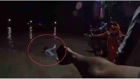 आस्था के बीच अनहोनी: विसर्जन के दौरान चंद सकेंड में गंगा में समाया युवक, चीखते रह गए लोग