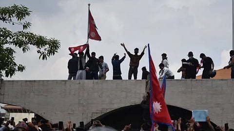 नेपाल में सोशल मीडिया बैन से भड़के युवा, संसद में घुसे प्रदर्शनकारी; पुलिस ने की हवाई फायरिंग