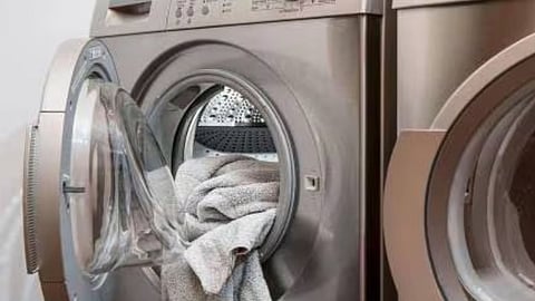 Washing Machines in Ashram Schools: गड़चिरोली जिले में पिछड़े समाज के लिए अब राज्य के 235 निजी आश्रमस्कूल को कपड़े धोने के लिए वाशिंग मशीन देने का फैसला किया गया है।