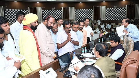 sudhir-mungantiwar-forest-land-patta-meeting-ponbhurna-dewai-kemara-bhatari