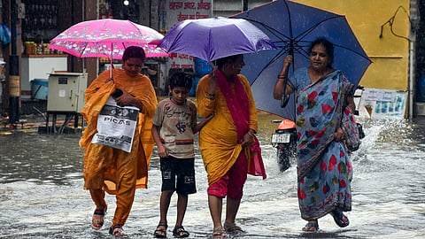 today weather-update cyclone-montha-alert-heavy-rain-odisha-bengal-bihar-delhi-aqi-chhath-puja