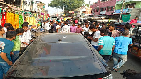 प्रयागराज में काल बनकर दौड़ी जगुआर कार, आधा किलोमीटर तक मचाया तांडव, 1 की मौत