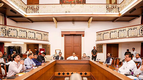 Pune में मानव-तेंदुआ संघर्ष तेजी से बढ़ रहा है। जिसके खतरे को देखते हुए उपमुख्यमंत्री अजित पवार ने किसानों की सुरक्षा के लिए दिन में बिजली, सोलर फेंसिंग और AI निगरानी के साथ स्थायी समाधान का आदेश दिया।