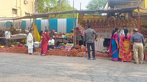 दीपावली के त्योहार में अब सिर्फ कुछ ही दिन बाकी रह गए हैं। जिसको लेकर अकोला के बाजारों में रौनक लौट आयी है। दिवाली की सजावट की सामग्री, लक्ष्मी मूर्तियां तथा पूजन सामग्री आदि खरीदने के लिए बाजार का रुख कर रहा है।