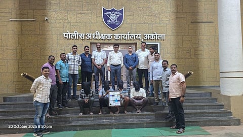 Akola News: अकोला पुलिस ने दिवाली से पहले मोबाइल चोरी करने वाली तमिलनाडु की चार सदस्यीय गैंग को गिरफ्तार किया है। जिनके पास से 8 मोबाइल बरामद किए गए हैं। साथ ही चोरी की योजना भी नाकाम हुई है।