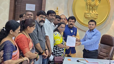 Amravati District में इस साल जून से सितंबर में भारी बारिश और बाढ़ के कारण किसानों की फसलों को बड़ी मात्रा में नुकसान हुआ है। लेकिन सरकार के द्वारा जारी राहत पैकेज में से अमरावती की 8 तहसीलें गायब हैं।