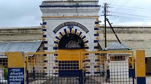 Amravati Jail से हैरान करने वाली खबर सामने आ रही है। अमरावती की मध्यवर्ती जेल में कैदियों के पास से मोबाइल मिलने का सिलसिला रूक नहीं रहा है। गुरुवार को भी एक बैरक के पास से लावारिस मोबाइल मिला था।