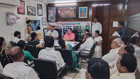 Amravati Municipal Corporation के लिए युवा स्वाभिमान पार्टी ने तैयारी कर ली है। इस बार YSP पार्टी BJP के साथ मिलकर चुनाव लड़ने वाली है। साथ ही YSP ने CM Fadnavis का भी आभार जताया है।