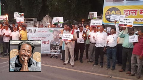 Maharashtra News: शांति के प्रतीक माने जानेवाले सोनम वांगचूक को गिरफ्तार कर लिया गया है। इसे लेकर महाराष्ट्र में आक्रोश देखने को मिल रहा है। अकोला में भव्य मोर्चा निकाला गया।