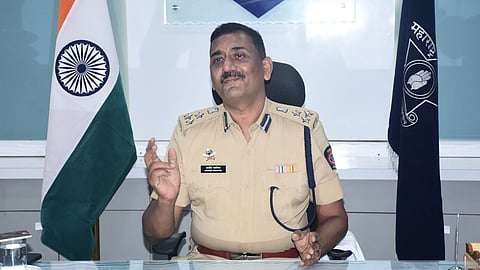 Amravati Jail में कैदियों के पास 6 मोबाइल मिलने से हड़कंप मच गया है। अब अमरावती पुलिस सिम कार्ड और मोबाइल मालिकों की जांच में जुट गई है। पुलिस आयुक्त अरविंद चावरिया ने इसको लेकर बड़ी बात कही है।