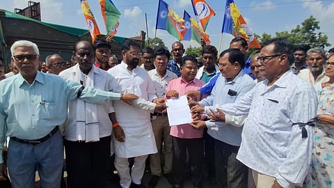 Yavatmal News: यवतमाल जिले में सीजेआई पर जूता फेंकने वाली घटना को लेकर विरोध प्रदर्शन हुआ। इस हमले को भारतीय संविधान और न्याय व्यवस्था की प्रक्रिया पर सीधा आघात बताया।