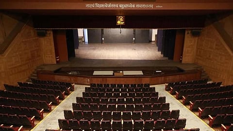 Pune Municipal Corporation ने शहर में कला और संस्कृति की विरासत को आगे बढ़ाने के लिए एक बड़ा ऐलान किया है। PMC ने अपने मुख्य नाट्यगृहों के जीर्णोध्दार के काम को जनवरी तक पूरा करने की बात कही है।