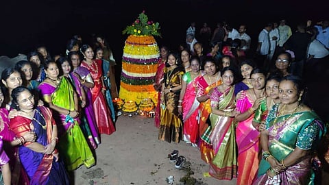 सार्वजनिक बतुकम्मा उत्सव बड़े उत्साह के साथ मनाया