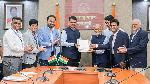 CM Devendra Fadnavis: महाराष्ट्र के मुख्यमंत्री ने नागपुर के मिहान में सोलर डिफेंस प्रोजेक्ट को मंजूरी दे दी है। इसी के साथ नागपुर में रोजगार और निवेश के अवसर बढ़ने की बात कही है।