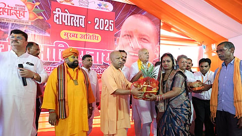दीपावली पर CM योगी पहुंचे अयोध्या की निषाद बस्ती