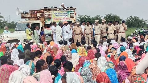 बाघ के बंदोबस्त की मांग पर रास्ता रोका